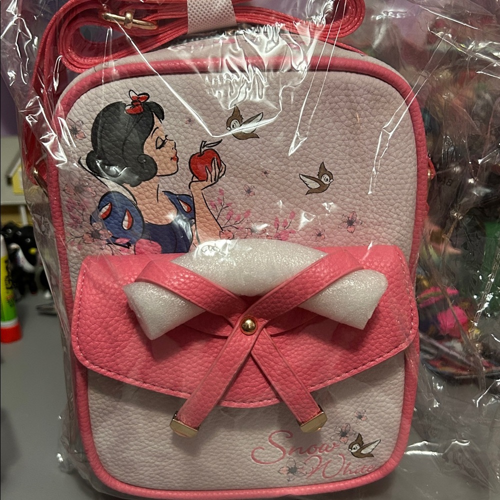 Wondapop Disney Snow White Luxe 8" Crossbody Bag